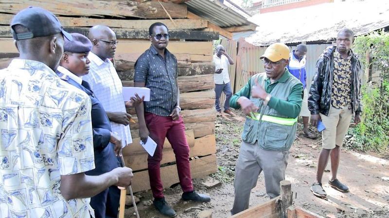 Kakamega Senator Boni Khalwale with DCI detectives at his home.